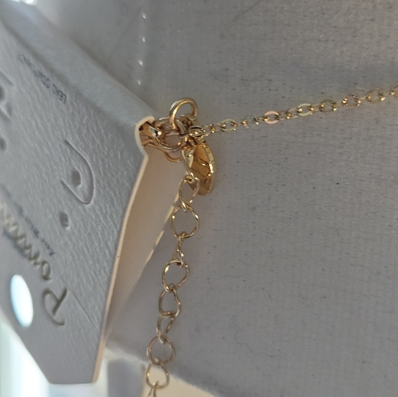 NWT Gold tone Heart Pendant Necklace. - Picture 4 of 7